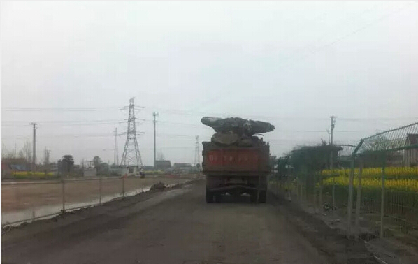 渣土車如此'玩雜技' 又忘了曾經的悲劇