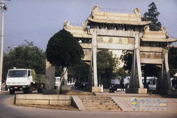 1993年,行駛在路上的斯太爾卡車