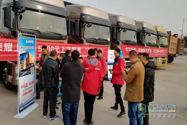 重慶現場客戶陸續簽到并參觀天龍旗艦2018款