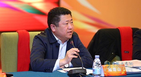 福田汽車集團(tuán)副總經(jīng)理、福田商用汽車集團(tuán)常務(wù)副總裁、福田輕型商用車事業(yè)部總裁陳青山先生答記者問(wèn)