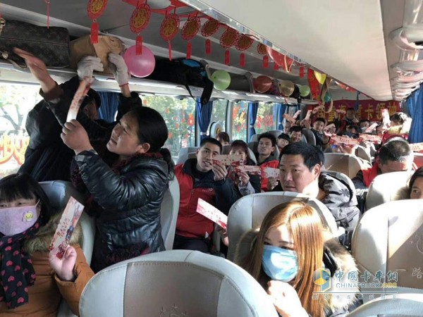 “年,豪沃、豪瀚送你回家過”活動車輛內(nèi)熱鬧場景