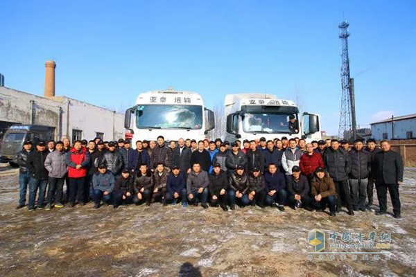 曼恩商用車中國(guó)與亞泰運(yùn)輸攜手,為車隊(duì)中司機(jī)培訓(xùn)留影