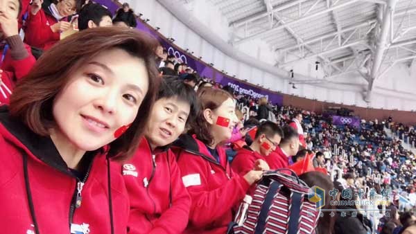 中國卡車網(wǎng)記者(左一)受邀為中國冬奧會體育健兒助威