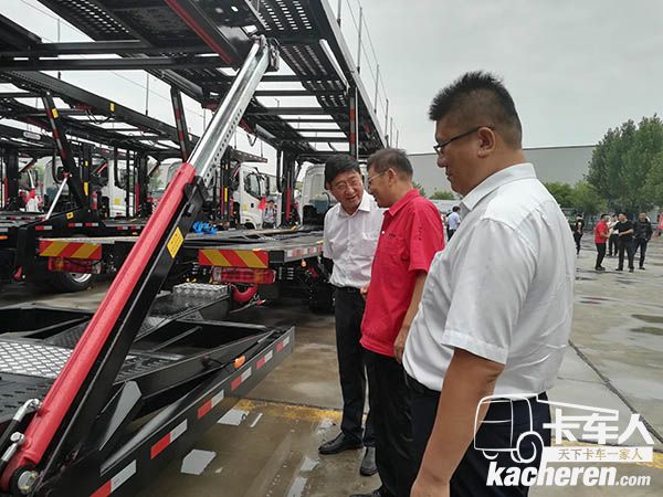 與會領導了解宏昌天馬中置軸轎運車