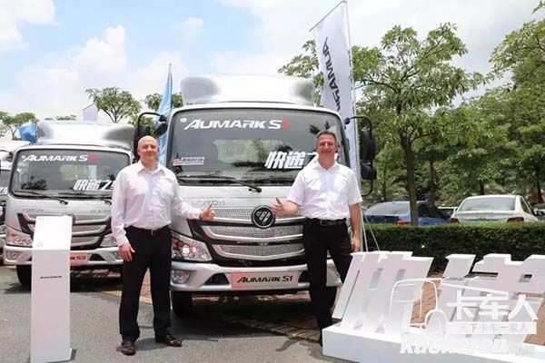 康明斯全球輕型商用車業務總經理TerrenceTaylor先生(左)、采埃孚商用車輕卡變速箱產品總監Dieter Beck先生(右)點贊歐馬可S1超級卡車超鏈版產品