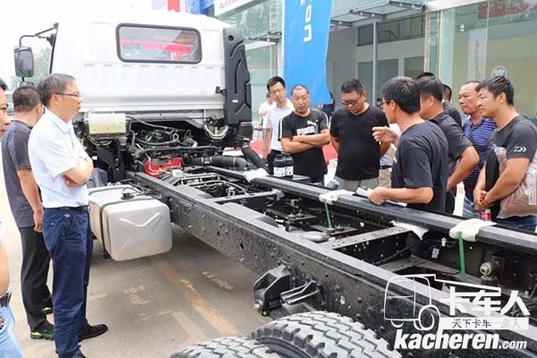 歐馬可服務人員為客戶講解車輛維保注意事項