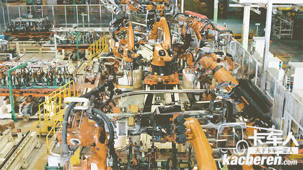 百余臺(tái)機(jī)器人正在緊張作業(yè)