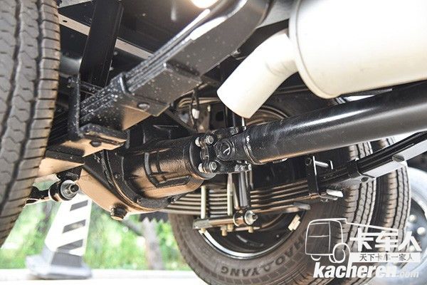 后懸架板簧安裝在車軸下方