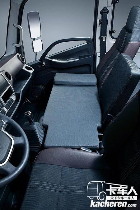 領航輕卡實現了多項人機工程優化,提高舒適度,讓“卡二代”有坐轎車般體驗
