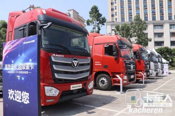 活動現場列隊整齊的歐曼超級重卡