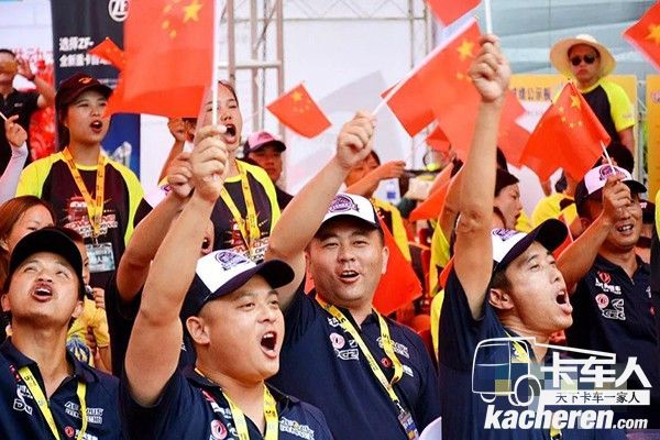 東風(fēng)商用車與客戶一同歡慶