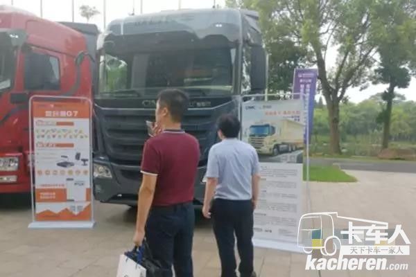 用戶來到中集聯合卡車U+展位