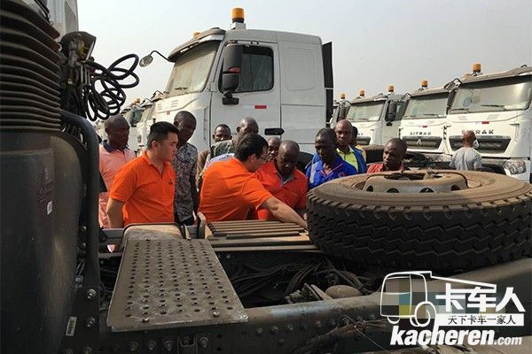 中國重汽尼日利亞辦事處人員為客戶講解