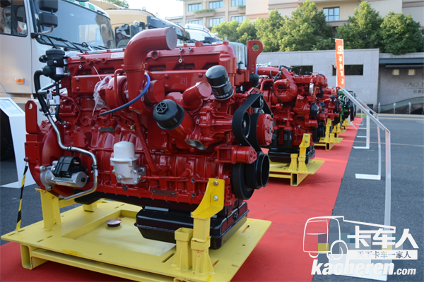  華菱星馬展出了6款8-13L發(fā)動機(jī)