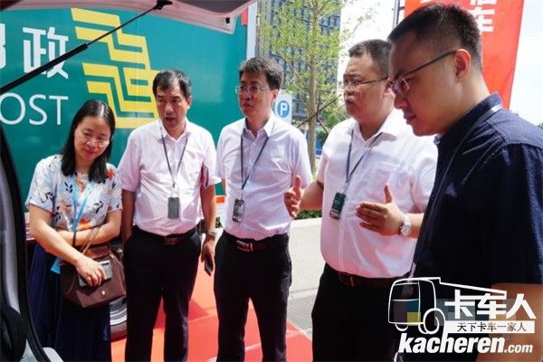 “遞哥”產品、服務優勢現場講解中