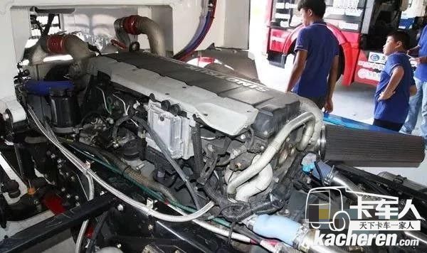 中國重汽汕德卡C5H改裝的“低趴風”小鋼炮內部結構