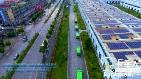 上汽紅巖杰獅智能渣土車隊行駛中