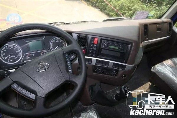 國六版乘龍H5綠通載貨車的中控臺(tái)