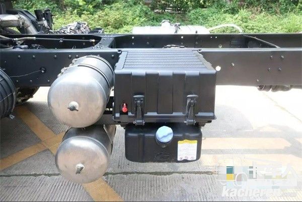 國六版乘龍H5綠通載貨車的尿素罐、電瓶、儲(chǔ)氣罐