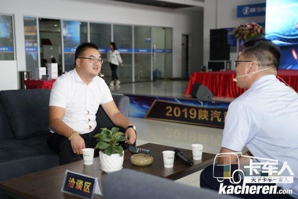 參賽選手劉飛為用戶答疑解惑