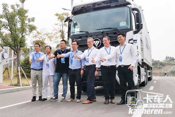 眾人與歐曼EST-A自動駕駛重卡合影