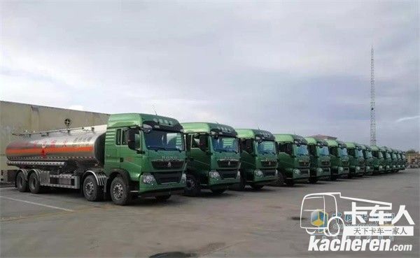 中國重汽 HOWO-T5G 8X4危化品運輸車