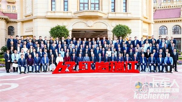 現(xiàn)場領(lǐng)導(dǎo)及嘉賓合影