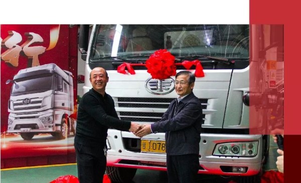 解放銷售公司副總經理胡曉冬與車主共同登臺開啟贈車儀式