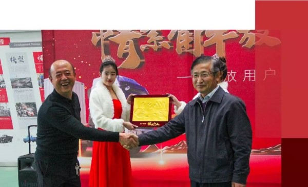 解放銷售公司副總經理胡曉冬與車主史鋒一同上臺一起制作手模留念