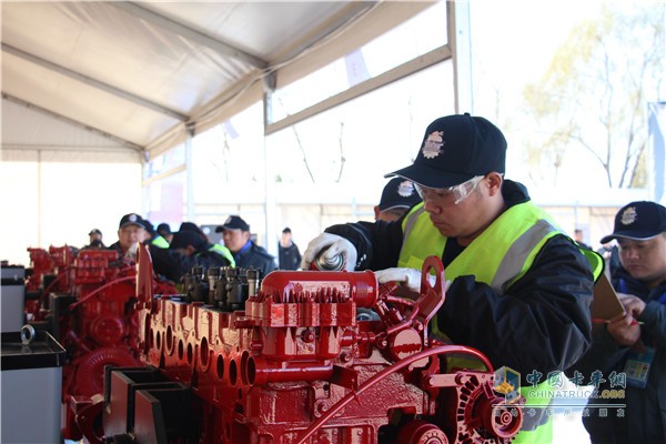 參賽選手檢測發動機故障