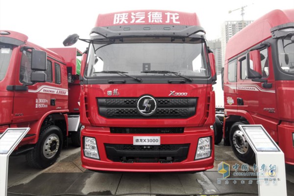 德龍X3000綠通版8X4載貨車,搭載濰柴WP10H發動機,400馬力輸出,1900N·m最大扭矩,同樣是空氣懸架配置;