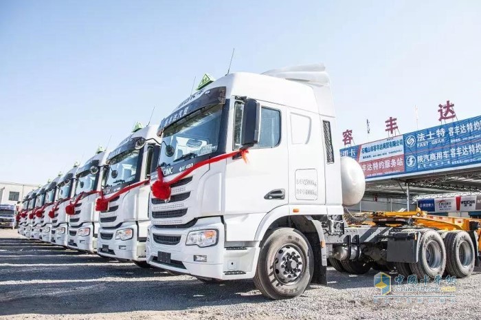 首批聯合卡車U+國六LNG(天然氣)牽引車大單交付