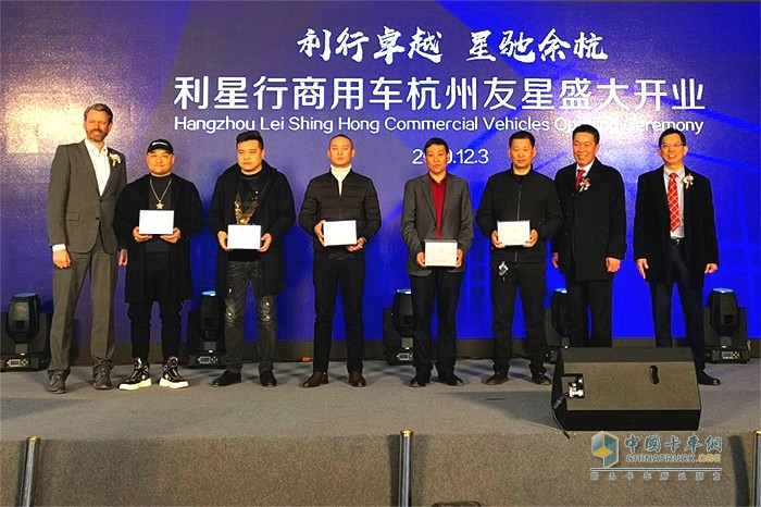 現場與杭州當地物流客戶舉行簽約儀式