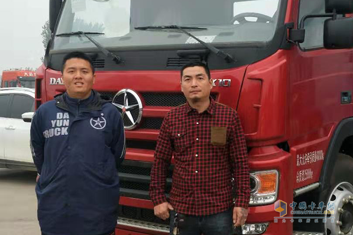 交車現(xiàn)場(chǎng),用戶為大運(yùn)重卡點(diǎn)贊