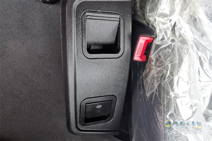 陜汽德龍X6000電子手剎保留了原來的位置,設(shè)在了座椅的右方