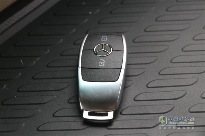 細節做工精致,與奔馳乘用車同款鑰匙
