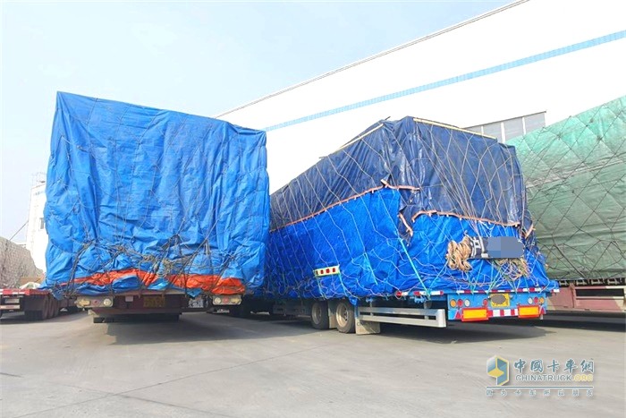 鮮明對比:圖左為常見的17.5m大板,超長超寬, 圖右為合規(guī)的中置軸平板列車