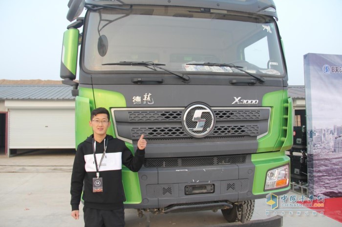 來(lái)自甘肅蘭州的陶俊輝為陜汽德龍X3000點(diǎn)贊
