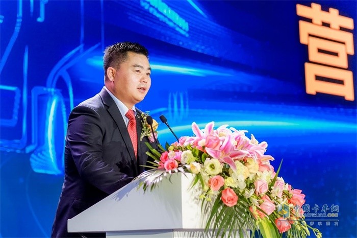 上汽依維柯紅巖副總經理、營銷公司總經理楊培強作營銷工作報告