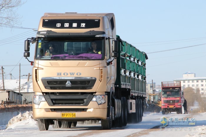 中國(guó)重汽豪沃T7輕量化牽引車