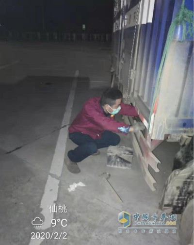 張三軍奮戰一夜修復車輛