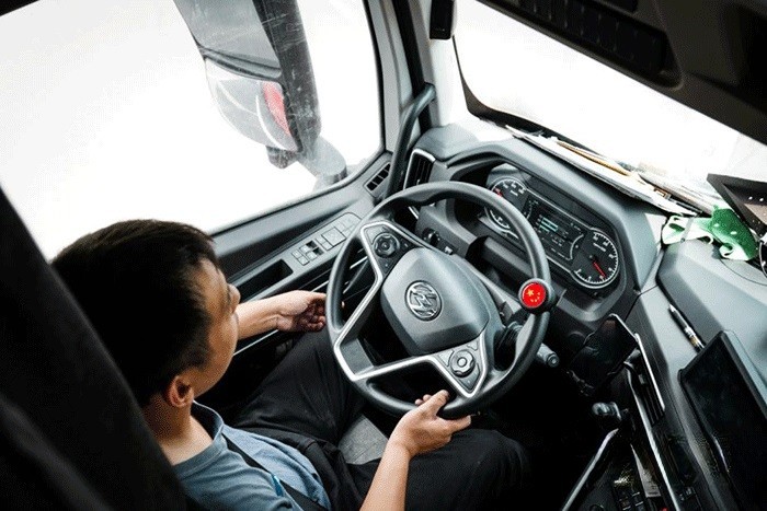 趙師傅對于新車紅巖杰獅H6牽引車相當滿意