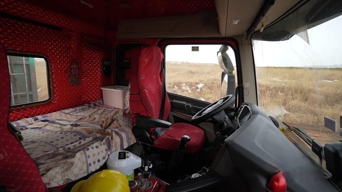 重汽豪沃MAX的駕駛室采用了四點(diǎn)懸浮設(shè)計(jì)