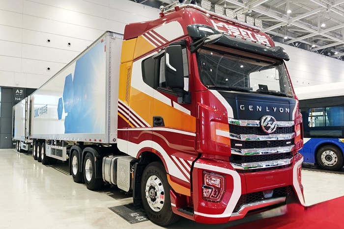 上汽紅巖 雙掛汽車(chē)列車(chē) 杰獅H6 6x4牽引車(chē)