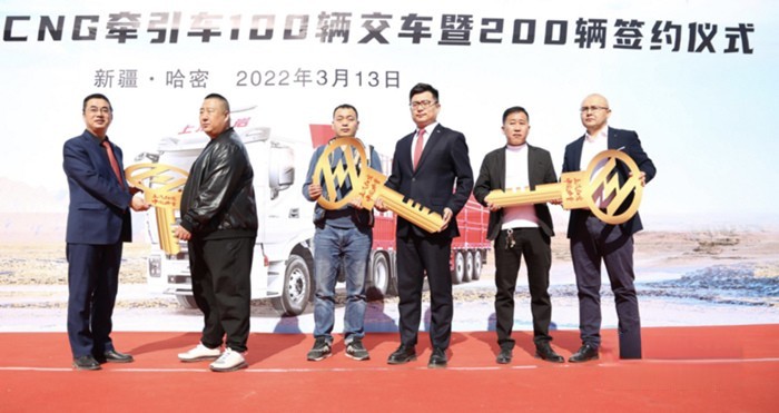 紅巖杰獅C6PLUS牽引車交100臺簽約200臺