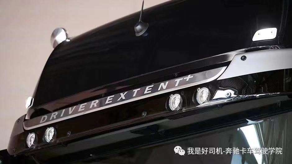 融合在遮陽板內(nèi)的 LED 前照燈