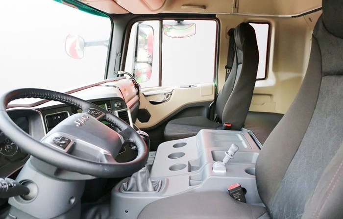 江淮格爾發K5W 8×4挖掘機運輸車