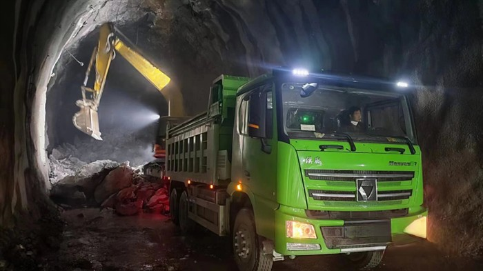 徐工純電動攪拌車、渣土車極限施工通關川藏鐵路高難關卡