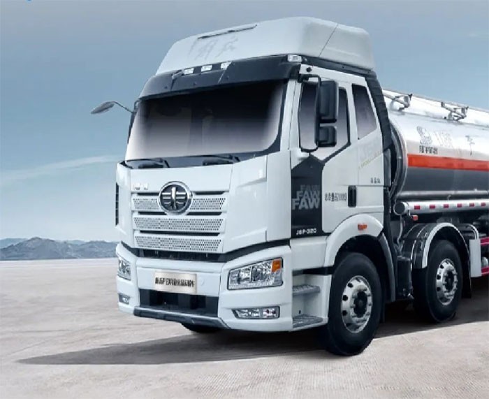 解放新J6P危險貨物運輸車