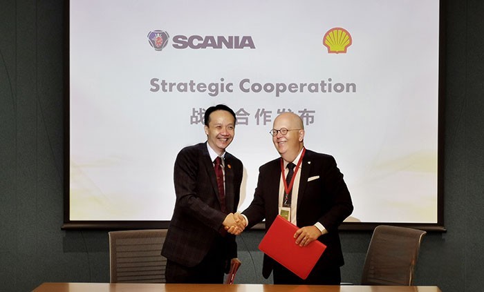 ?左:殼牌中國集團主席 黃志昌 右:斯堪尼亞中國集團總裁 何墨池
